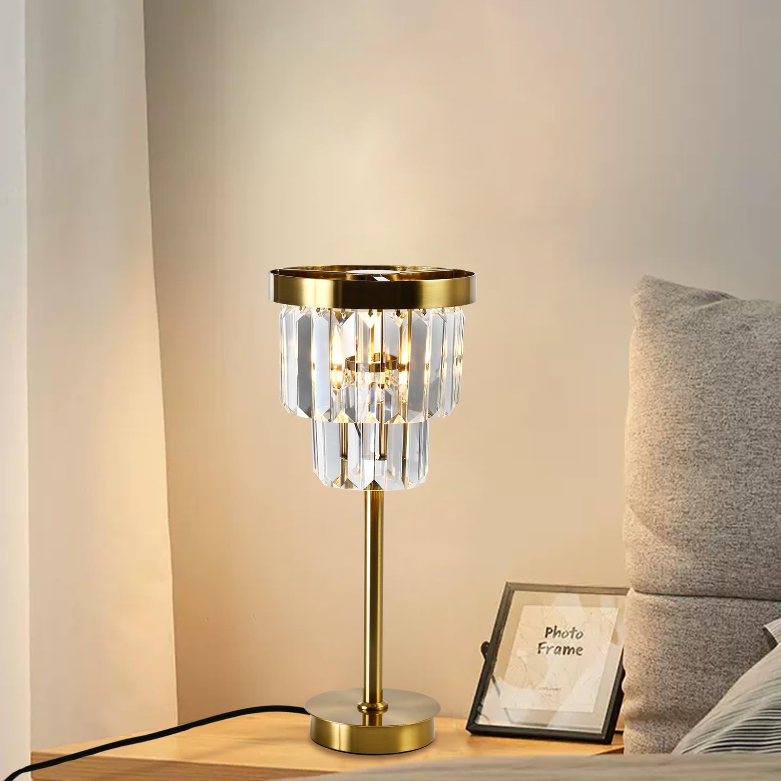 Kristall-Tischlampe mit goldfarbenem Metallfuß und zylindrischem Lampenschirm aus Glas/Kristall