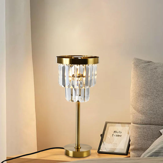 Kristall-Tischlampe mit goldfarbenem Metallfuß und zylindrischem Lampenschirm aus Glas/Kristall