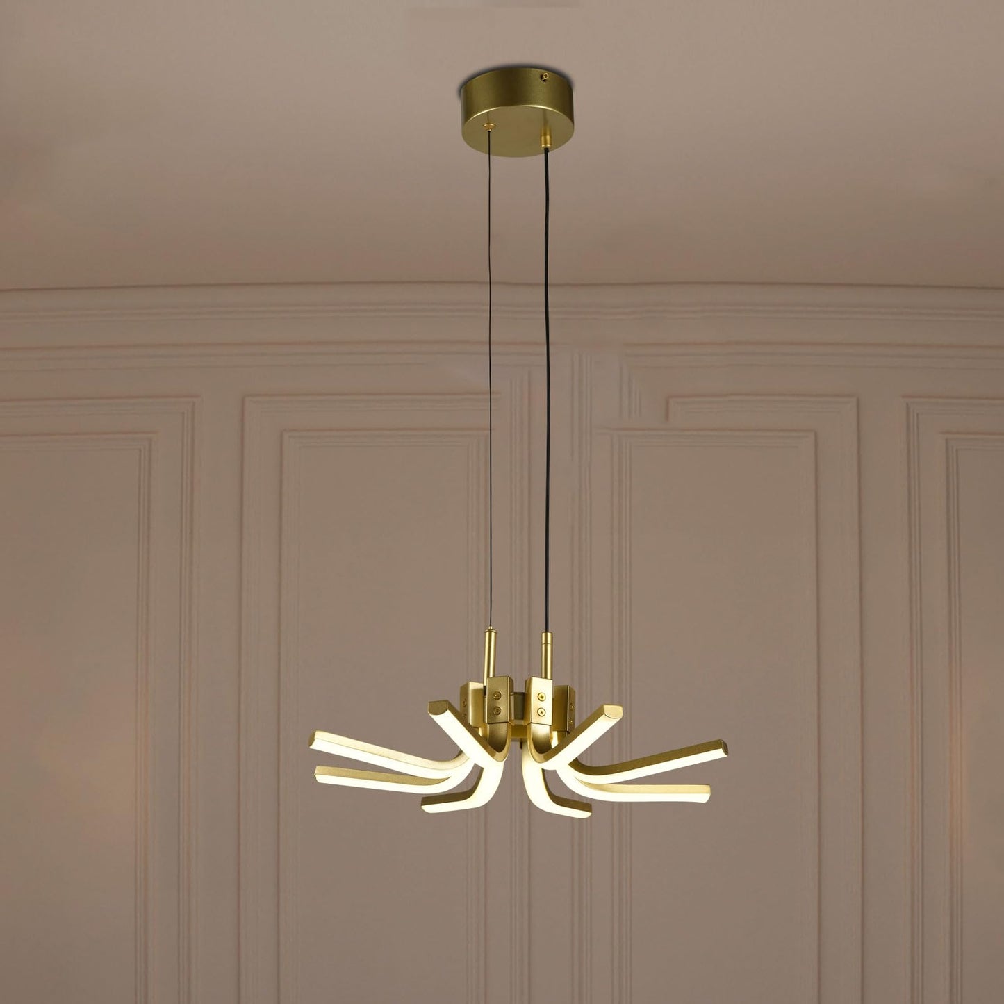 LED-Kronleuchter mit goldfarbenem Metallrahmen und sechs Flammenarmen, hängend