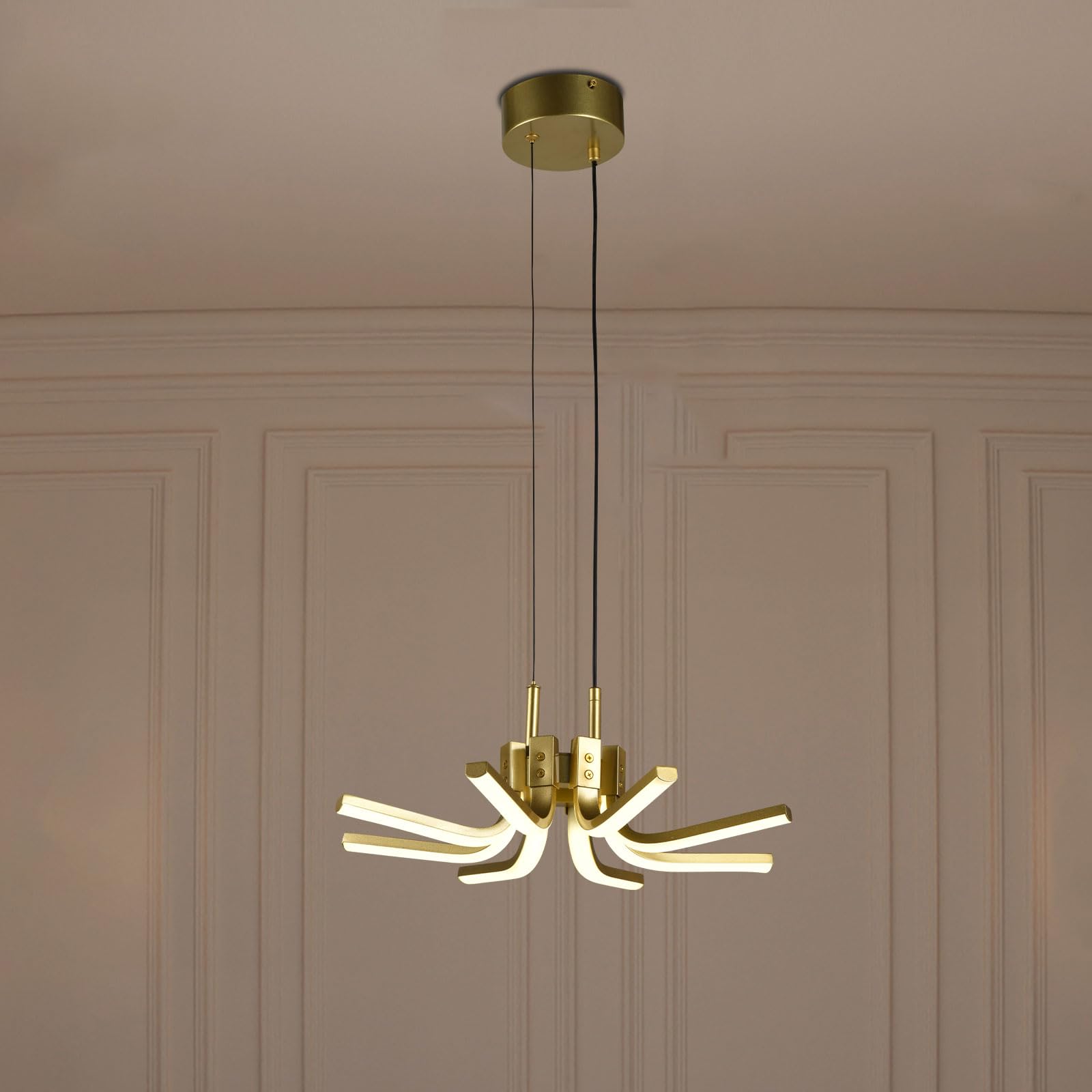 LED-Kronleuchter mit goldfarbenem Metallrahmen und sechs Flammenarmen, hängend