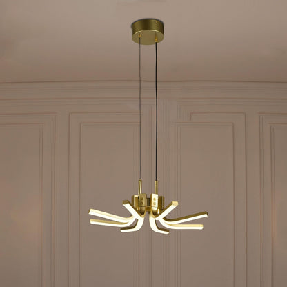 LED-Kronleuchter mit goldfarbenem Metallrahmen und sechs Flammenarmen, hängend