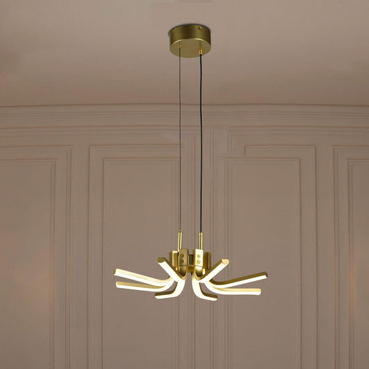 LED-Kronleuchter mit goldfarbenem Metallrahmen und sechs Flammenarmen, hängend