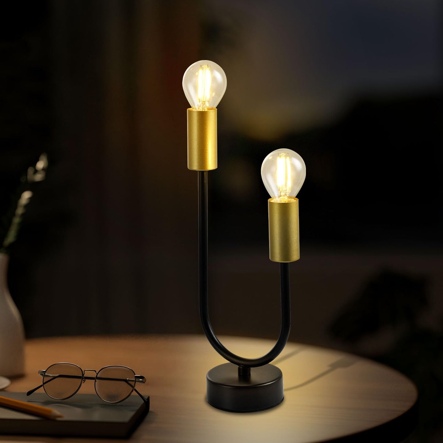 Zweiflammige Tischlampe mit schwarzen Metallbügeln und goldfarbenen Lampenschirmen