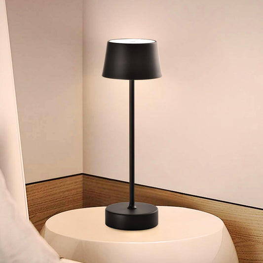 LED-Tischlampe mit schwarzem Lampenschirm und rundem Sockel