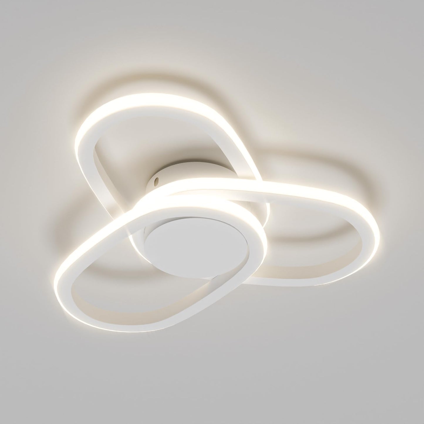 LED-Deckenleuchte mit Kleeblatt-Form, weißer Ring und runder Abdeckplatte in der Mitte