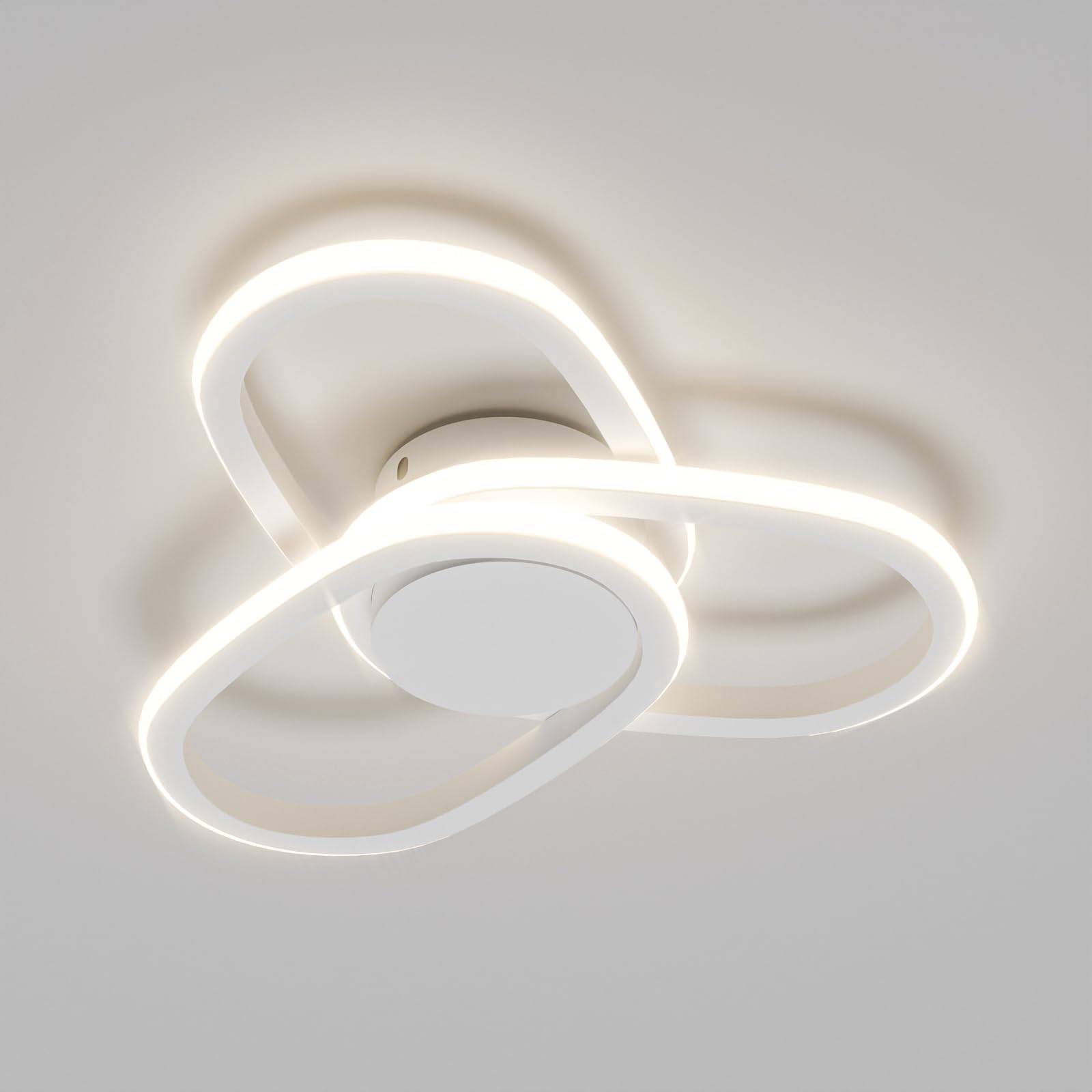 LED-Deckenleuchte mit Kleeblatt-Form, weißer Ring und runder Abdeckplatte in der Mitte