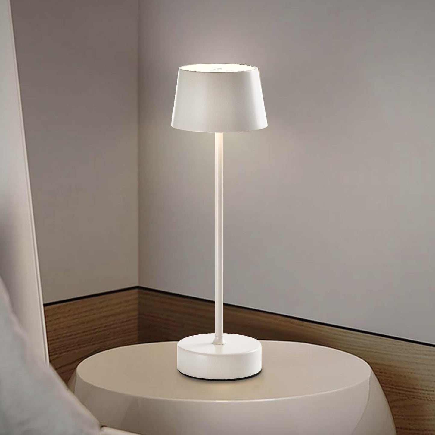 LED-Tischlampe mit weißem Lampenschirm und rundem Sockel