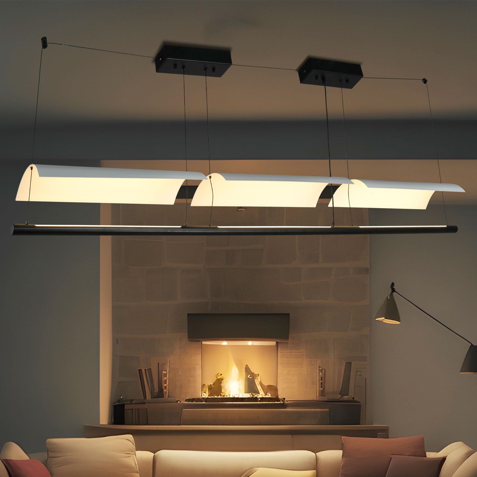 LED-Pendelleuchte mit langer Metallbalken und mehreren weißen Leuchtmodulen
