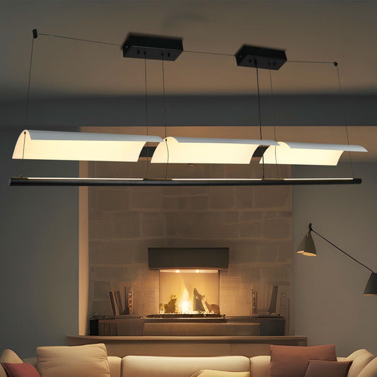 LED-Pendelleuchte mit langer Metallbalken und mehreren weißen Leuchtmodulen