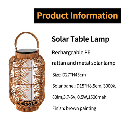 Rattan-Solarlaterne mit Tragegriff, geflochtenem Lampenkorb und schwarzer Oberseite