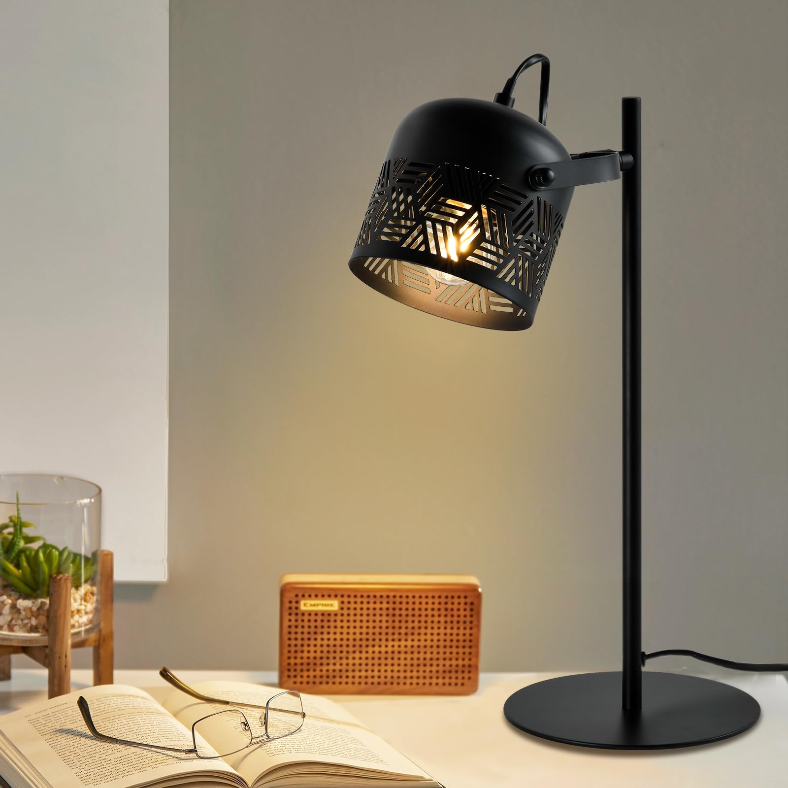 LED-Tischlampe mit schwarzem Metallständer und warm leuchtendem gemustertem Lampenschirm