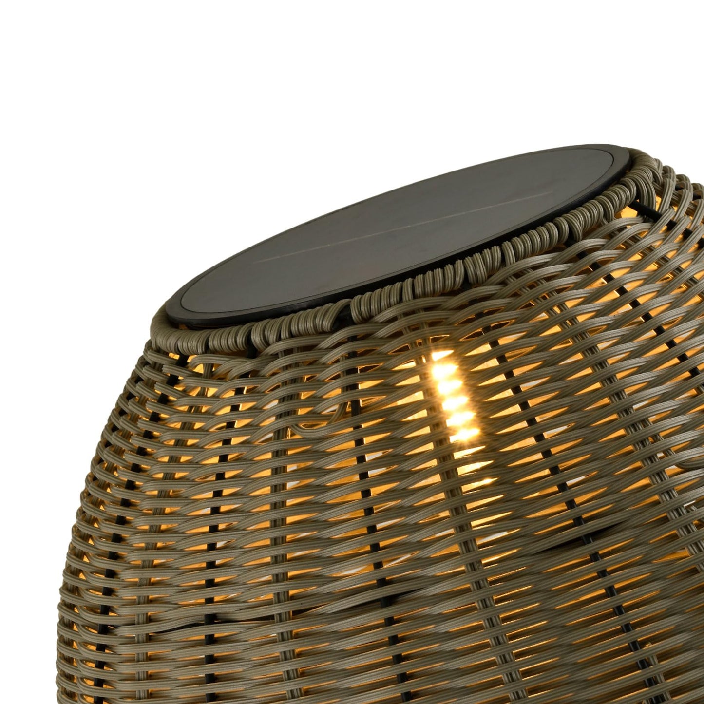 Rattanschirm einer Solarlampe mit warm leuchtenden LEDs im Detail, grau-beige