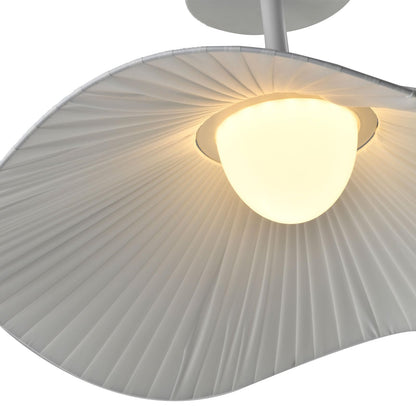 Weiße Pendelleuchte mit geprägtem Lampenschirm und leuchtender LED-Lichtquelle
