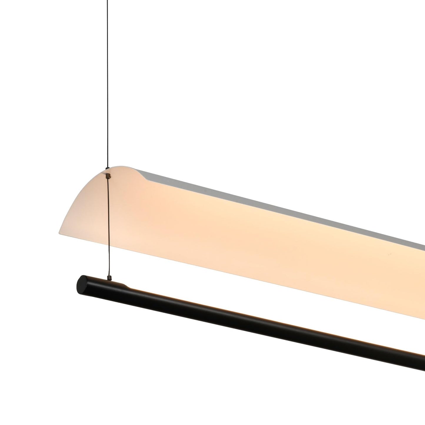 Pendelleuchte mit langem LED-Leuchtband, warmweißem Diffusor und schwarzer Trägerstange