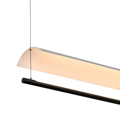Pendelleuchte mit langem LED-Leuchtband, warmweißem Diffusor und schwarzer Trägerstange