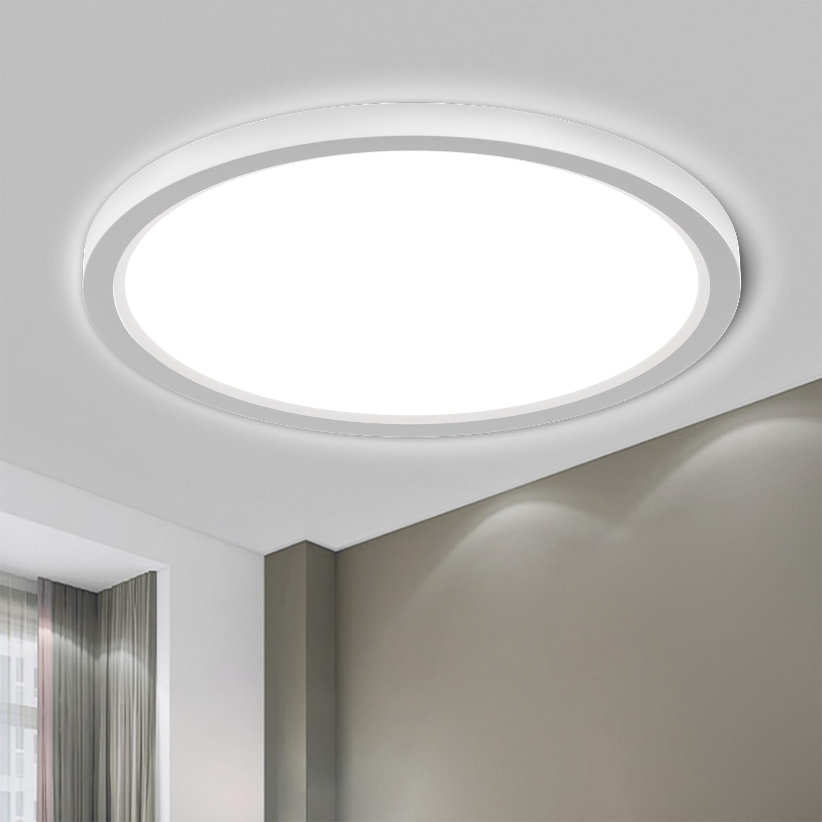 Flache runde LED-Deckenleuchte, weiße Umrandung und helle Lichtscheibe in Deckenansicht