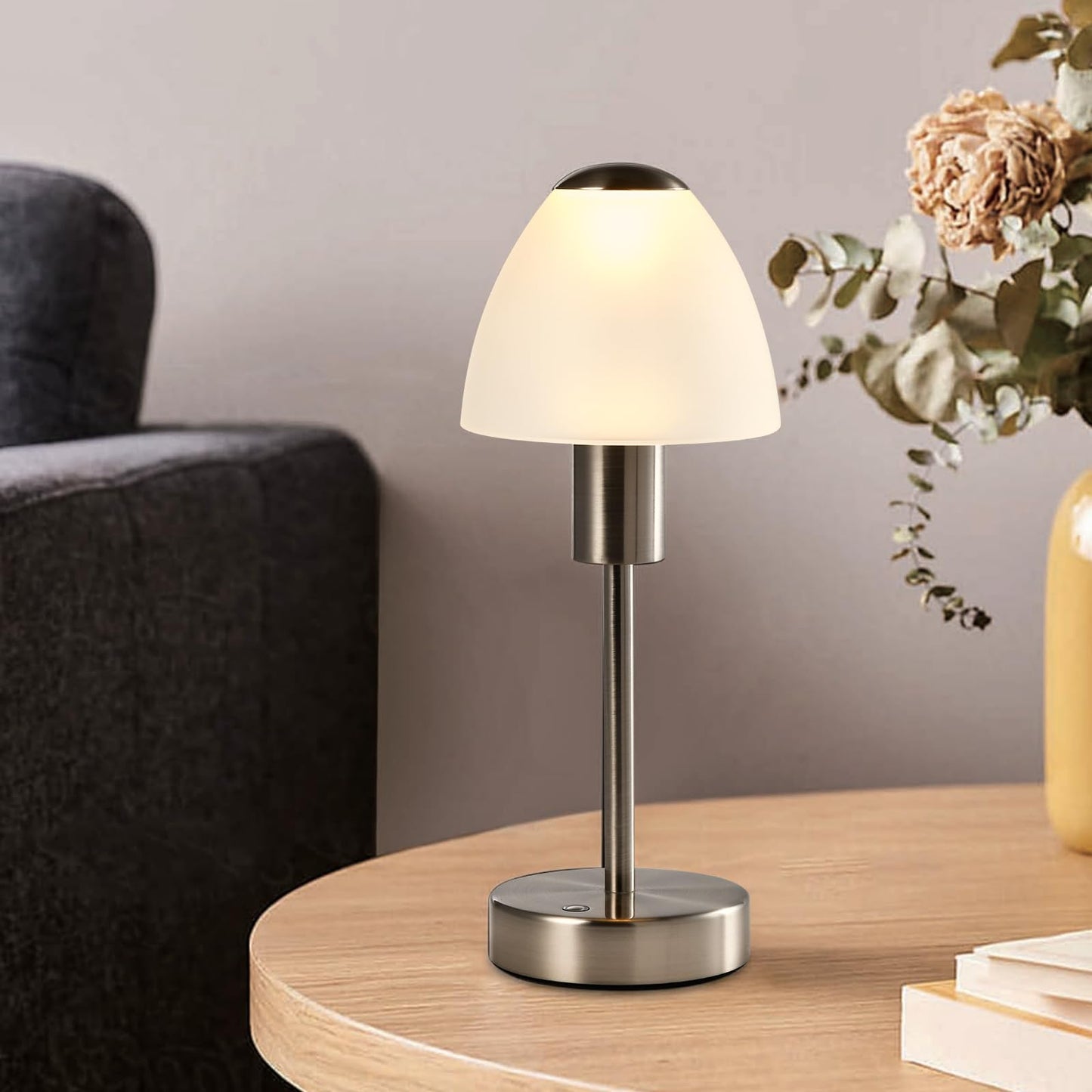 LED-Tischlampe mit Touch: weißer Schirm, silbernes Gestell und runde Metallbasis