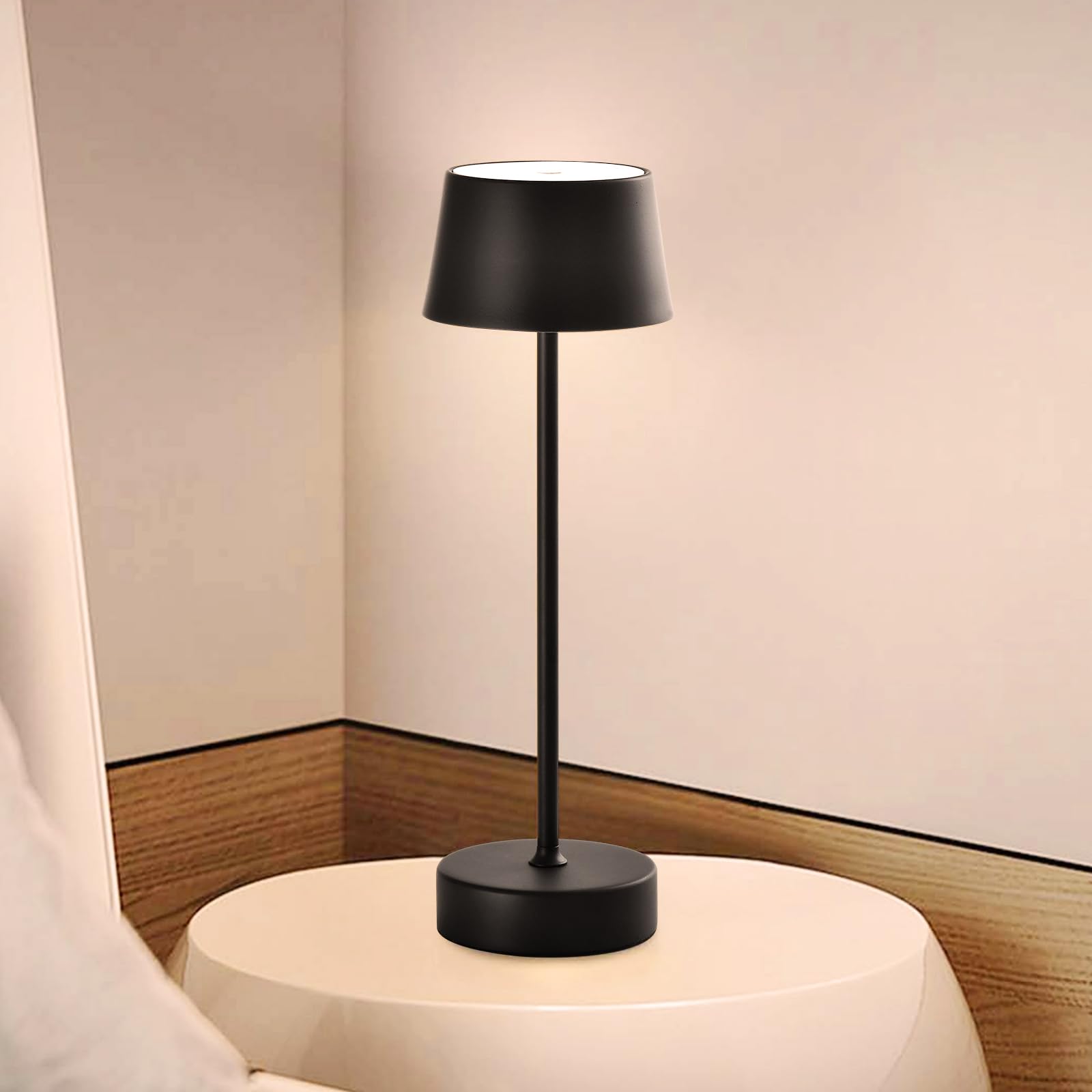 LED-Tischlampe mit Lampenschirm und Standfuß, schwarz, akkubetrieben