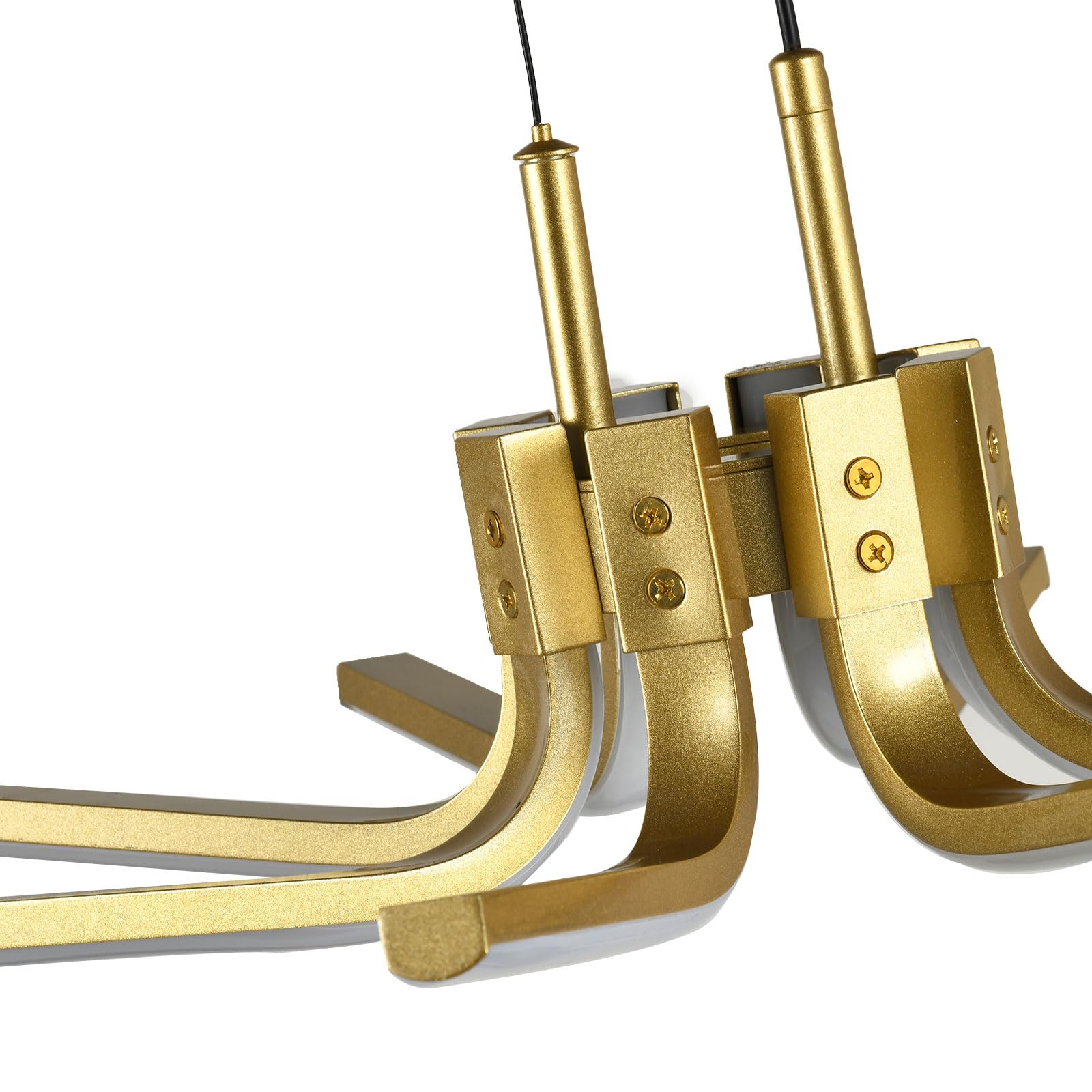 Goldfarbene Befestigung und gebogene Leuchtenarme eines LED-Kronleuchters, Detail