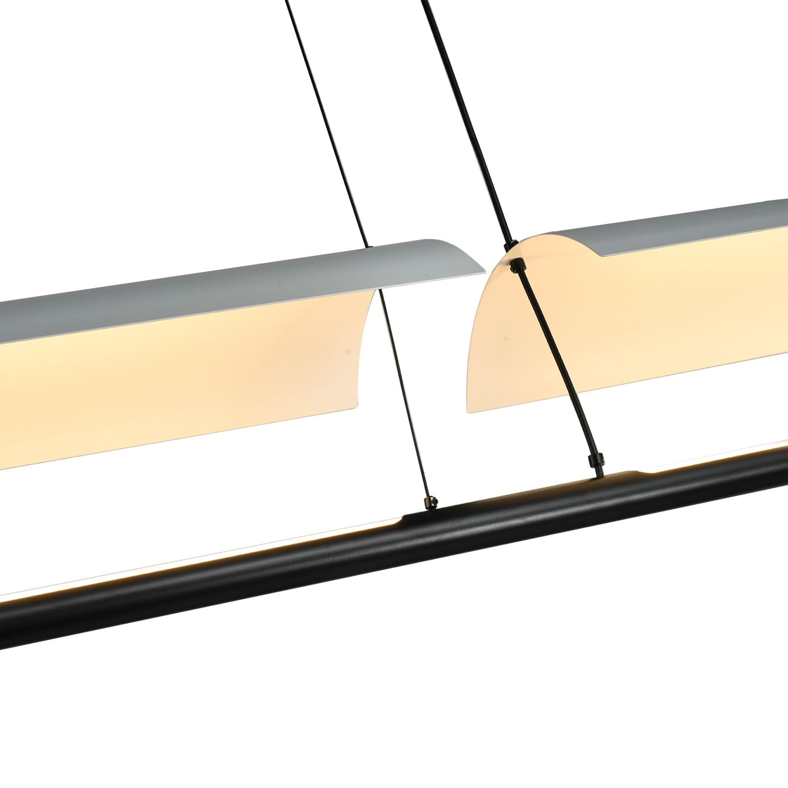 LED-Pendelleuchte Detail: weißes Leuchtenmodul am Metallbalken mit Aufhängung