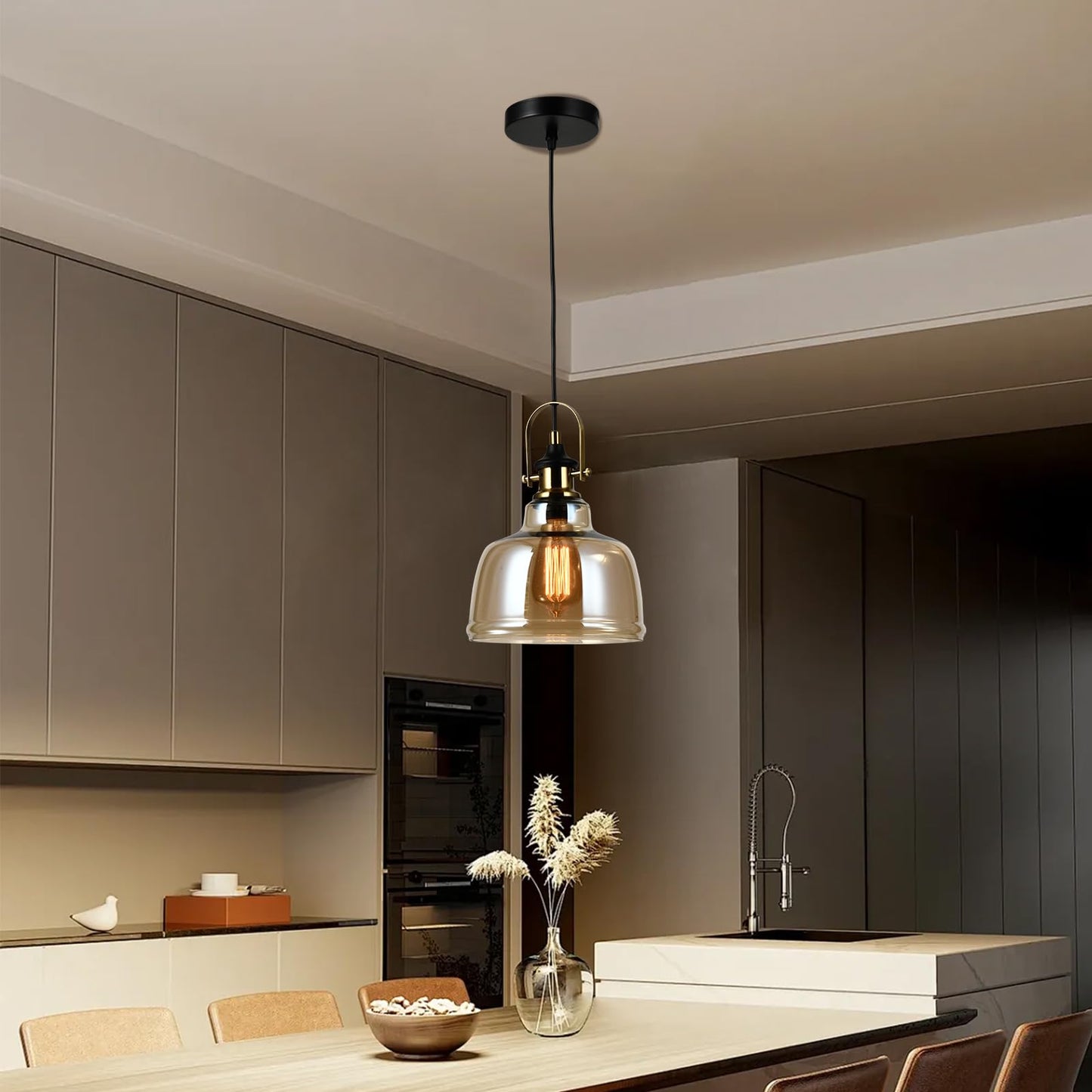 Pendelleuchte mit Glaskuppel, schwarzem Baldachin und goldfarbenem Metallgestell