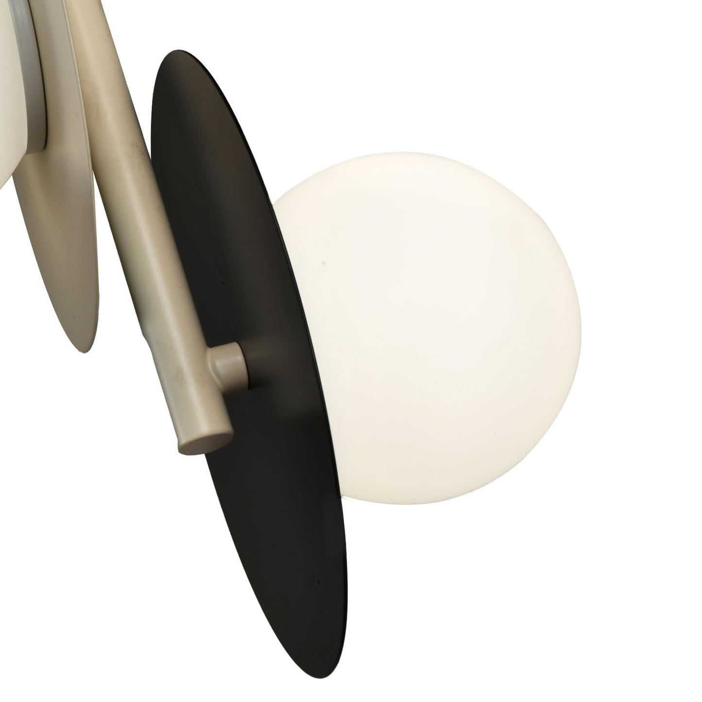 LED-Glaskugel mit cremefarbenem Leuchtkörper und schwarzem Metallpaneel