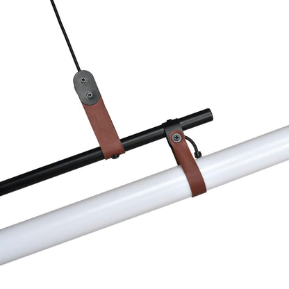 LED-Pendelleuchte im Detail: schwarzer Lichtbalken mit braunen Lederbändern und Schraubendetails