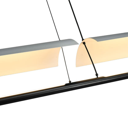 Detailansicht: Pendelleuchte mit zwei LED-Leuchtbalken und schwarzen Seilen zur Aufhängung