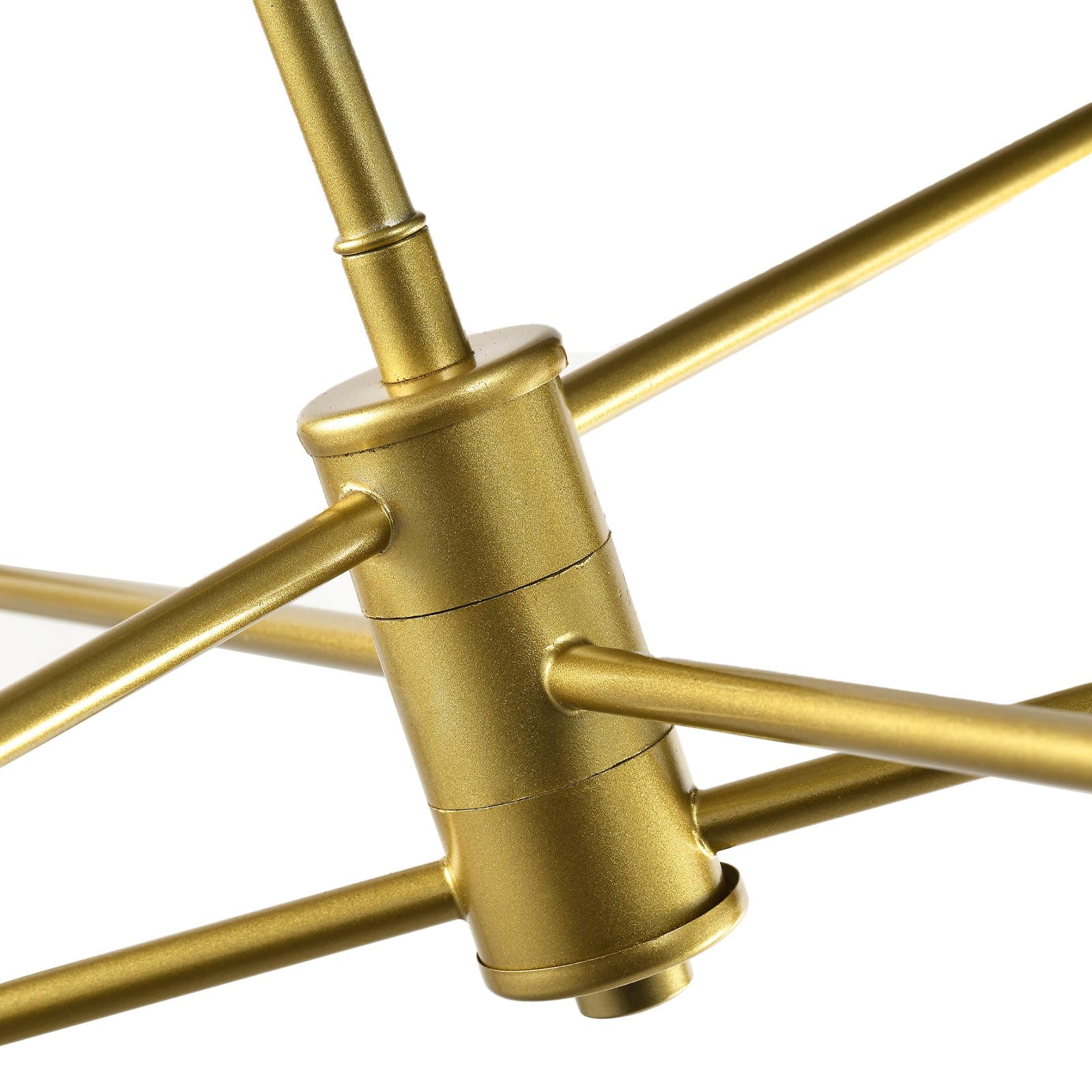 Detail: goldfarbenes Metallgelenk am Kronleuchter mit Querstreben und Mittelrohr