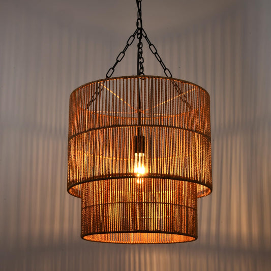 Hängelampe mit zylindrischem Rattan-Schirm und sichtbarer Glühbirne, warmes Licht