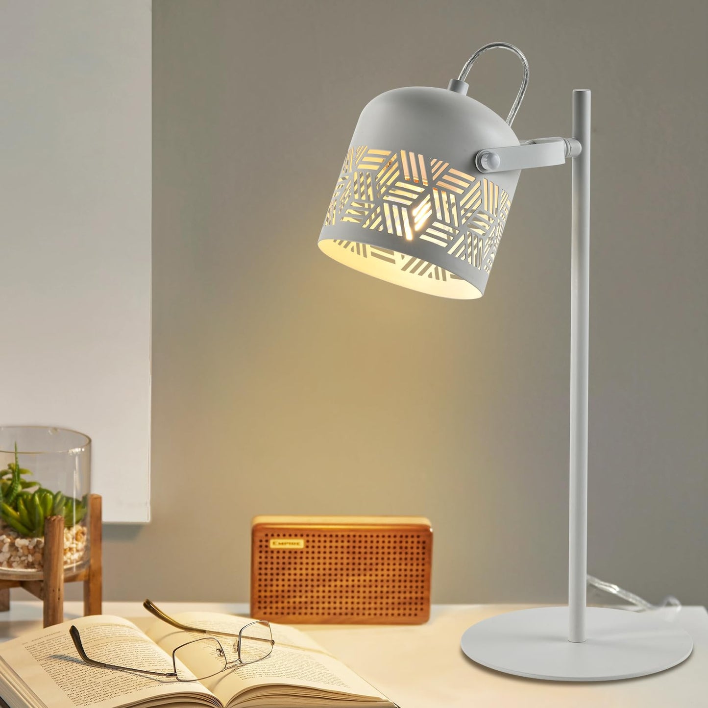 LQWELL® LED-Tischlampe mit weißem Metallständer und gemustertem Lampenschirm