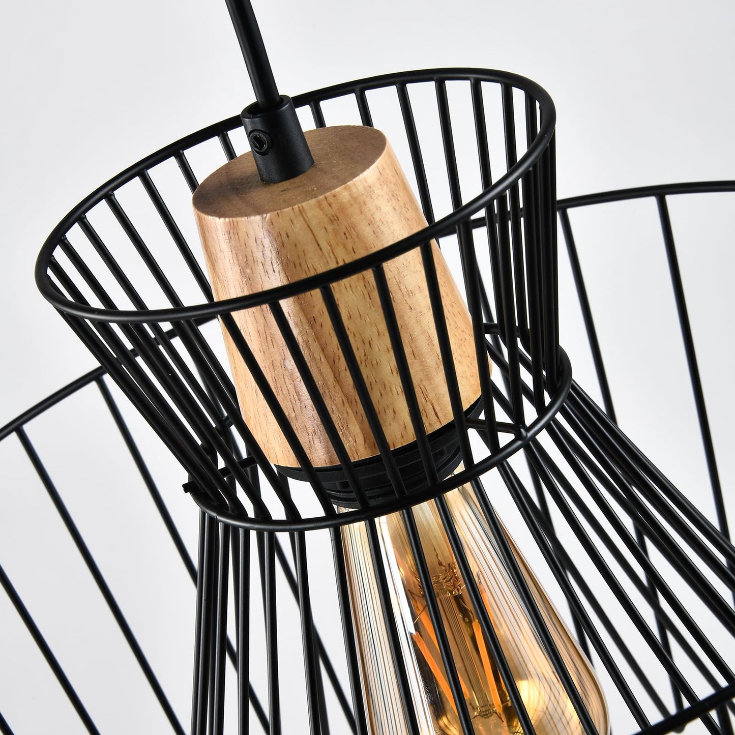 Schwarze Pendelleuchte mit Metallstäben und Holzdeckel am Lampenschirm, E27