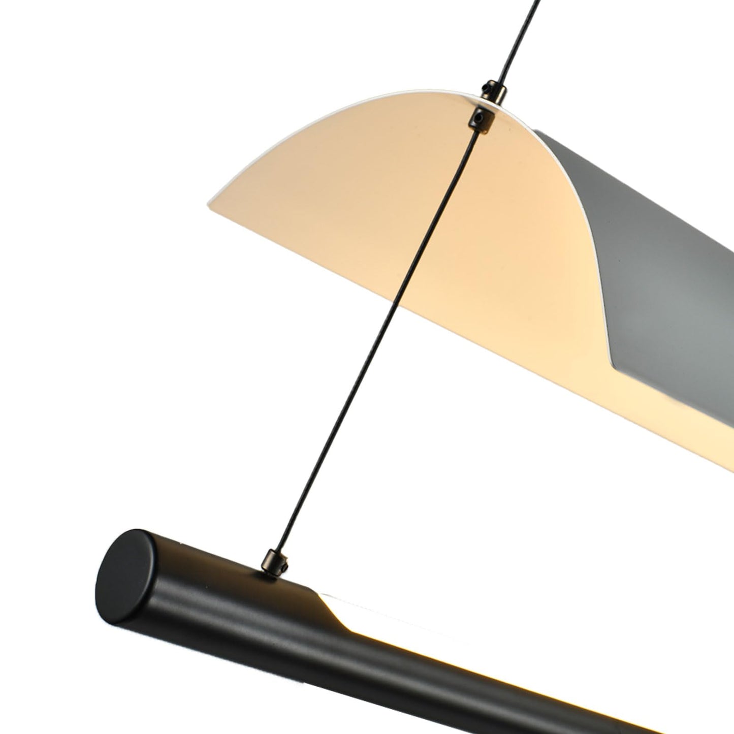 Pendelleuchte: schwarzes Metallgehäuse mit beiger Diffusor-Abdeckung und Aufhängungsseil