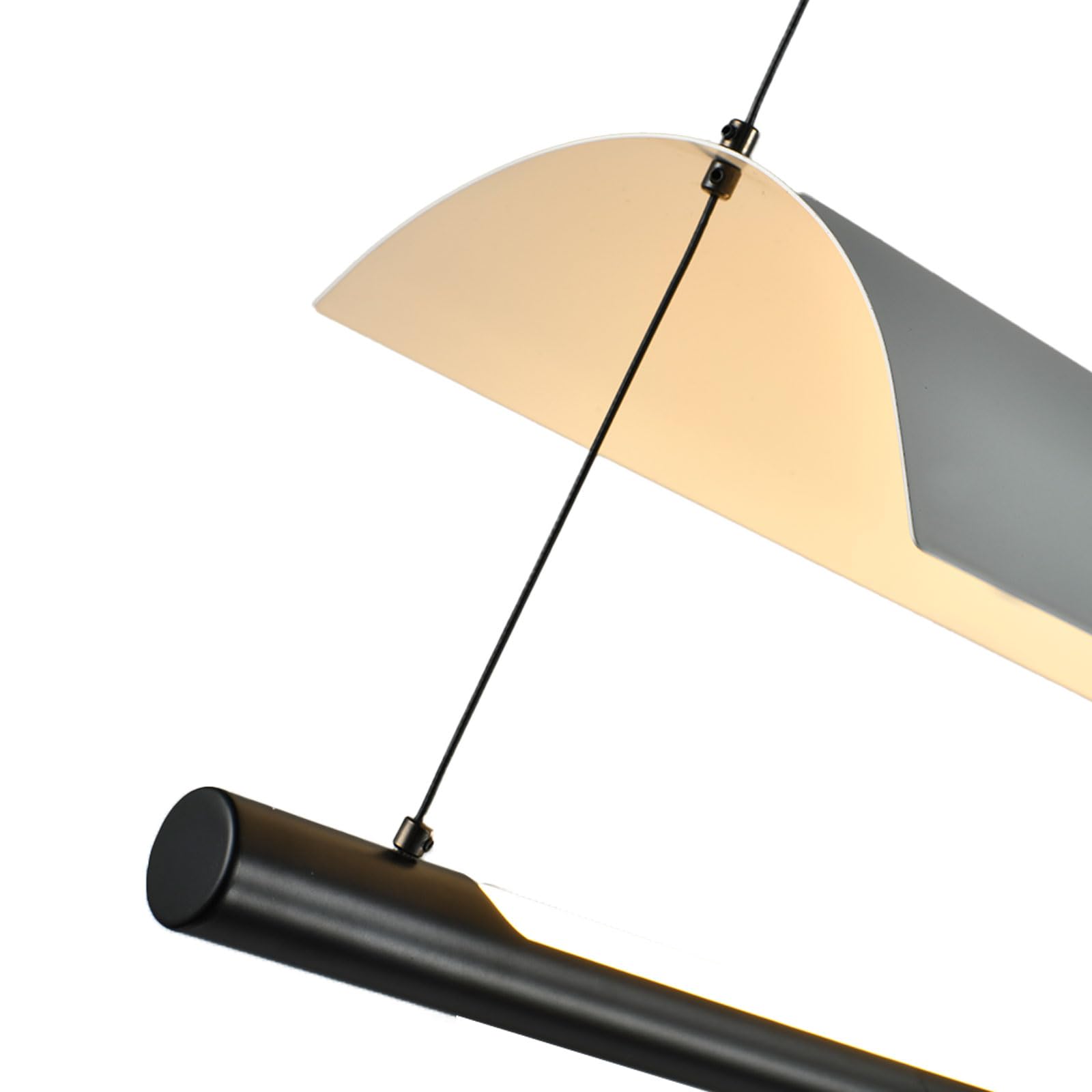 LED-Pendelleuchte mit weißem Schirm und schwarzer Aufhängung am Metallbalken