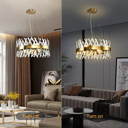 Kronleuchter im Wohnzimmer mit champagnergoldenem Ring und Kristallprismen, an und aus