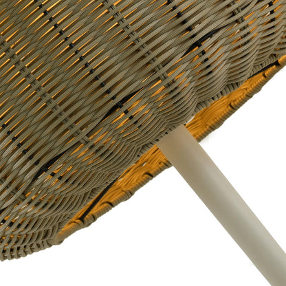Solarlaterne im Detail: Rattangeflecht an der Seite mit weißem Ständer und Solaraufsatz