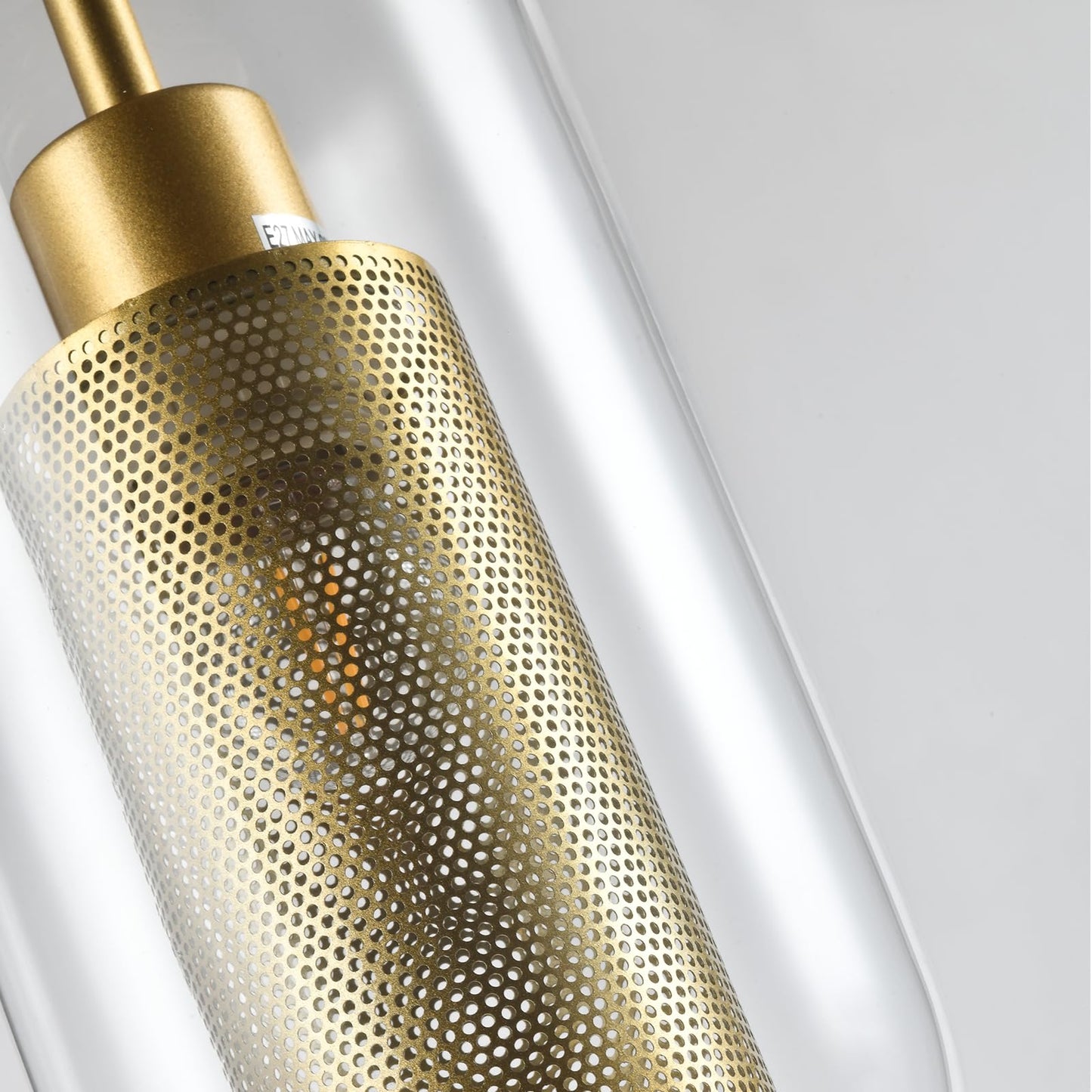 Goldener Metall-Lampenschirm mit Lochmuster und durchscheinendem Glaskorpus