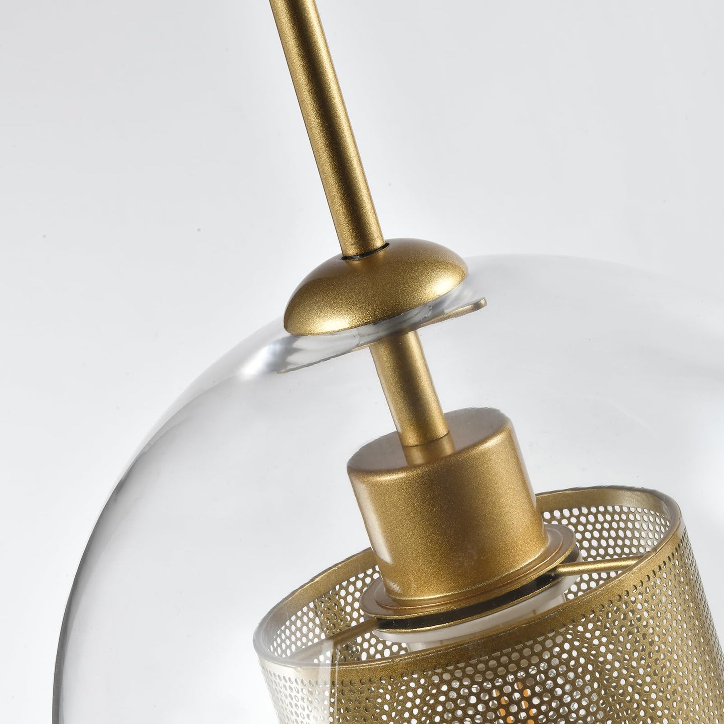 Globe-Pendelleuchte mit goldenem Aufhängestab und Metallfassung im klarem Kugelglas