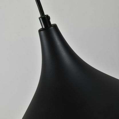 Schwarzer Lampenschirm mit Aufhängung am Kabel und kurzem Anschluss