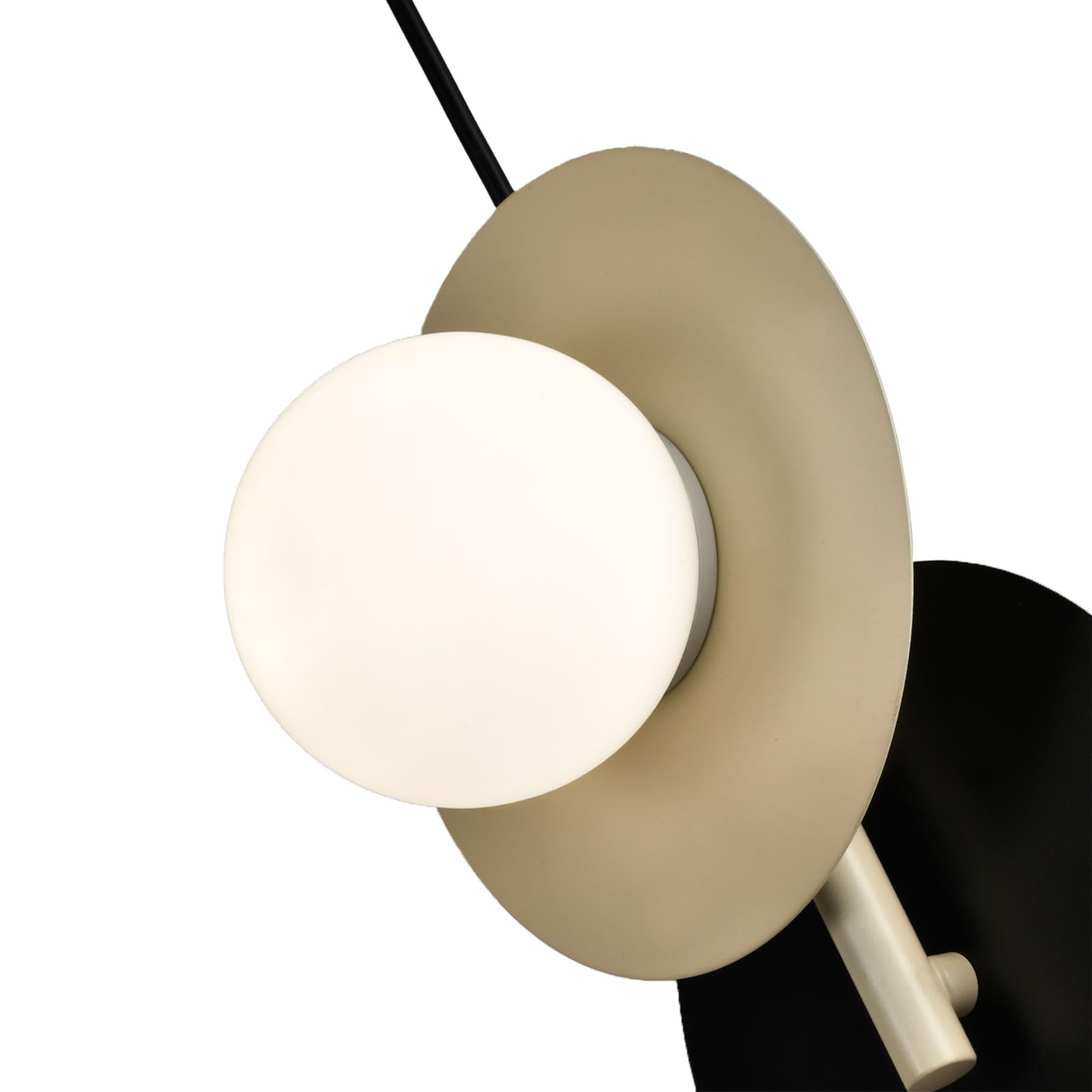 LED-Pendelleuchte mit cremefarbener Glaskuppel und beigem Metallring