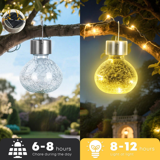 Solar-Hängeleuchte mit Crackle-Glaskugel, eine leuchtet warmweiß, am Ast aufgehängt.