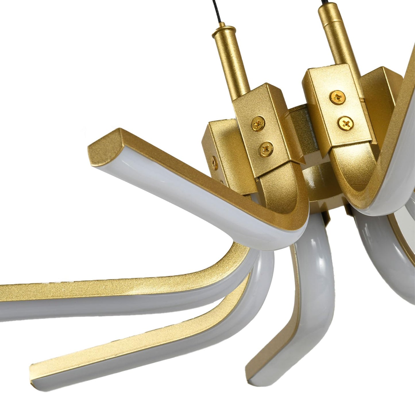 Goldfarbene Leuchtenarme mit weißen Diffusor-Elementen, Detailansicht am LED-Kronleuchter
