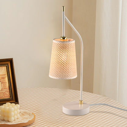 Tischlampe auf Sockel: beiger Stoffschirm, weißer Ständer, goldfarbene Fassung
