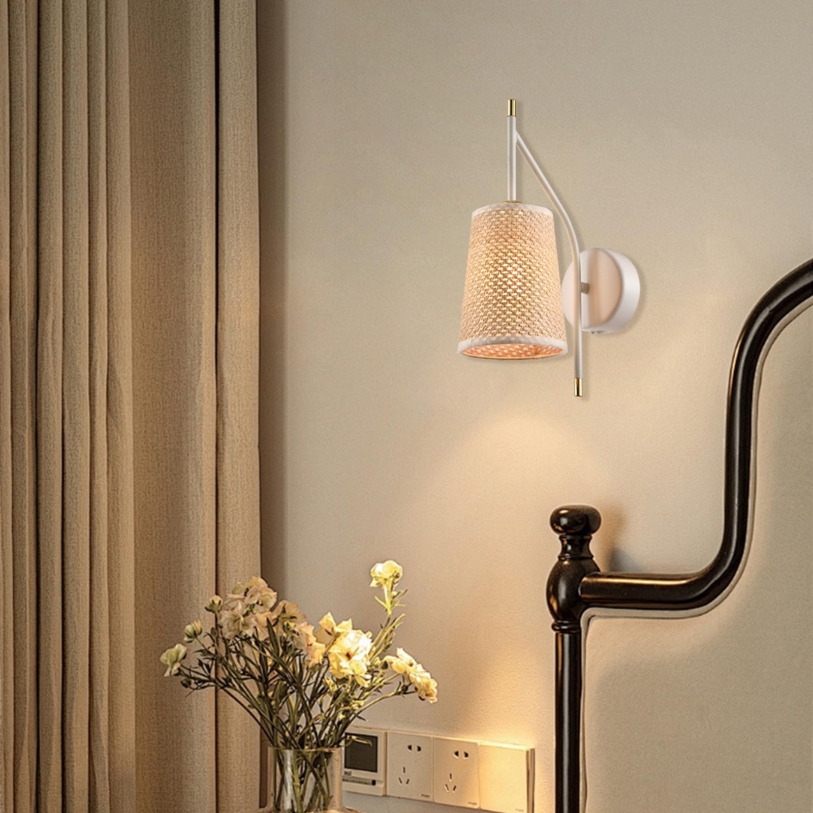 Wandleuchte mit beigem Stoffschirm, gebogenem Metallarm und rundem Wandhalter