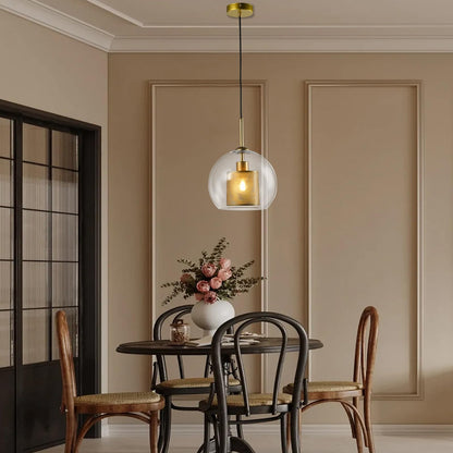Globe-Pendelleuchte mit goldenem Metallrahmen und klarem Kugelglas