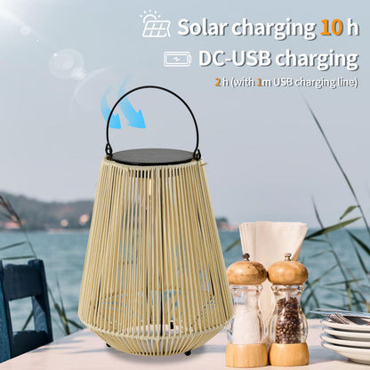 Solarlaterne aus Rattan mit Tragegriff und geöffnetem Lichtschirm, warm leuchtend