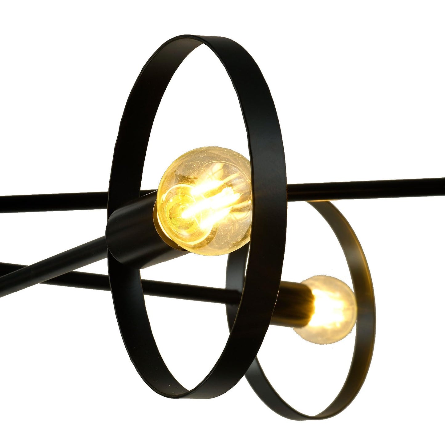 Detail einer schwarzen Lampe mit rundem Metallring und sichtbarem Leuchtmittel