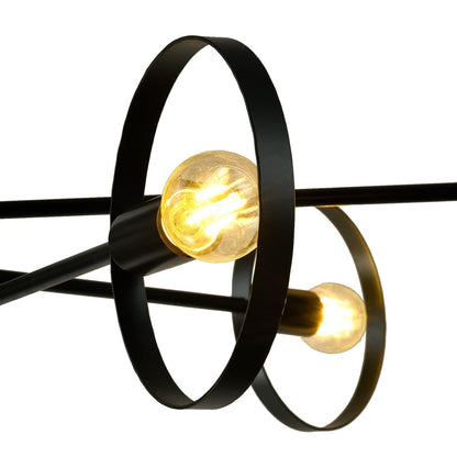 Detail einer schwarzen Lampe mit rundem Metallring und sichtbarem Leuchtmittel