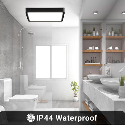 Flache LED-Deckenleuchte mit schwarzem Rand, rechteckiges Lichtfeld, IP44.