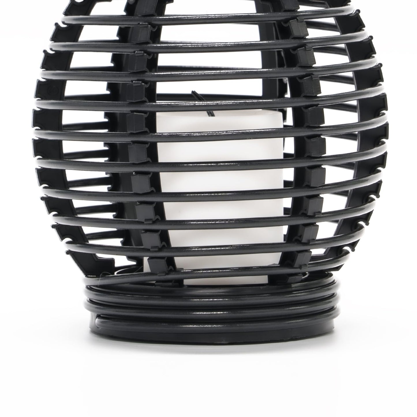 Schwarze Solarlaterne im Detail: geriffeltes Gitter und flache Standbasis